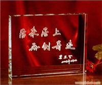 水晶纪念品的多元应用 从企业认证到同窗情谊的艺术载体